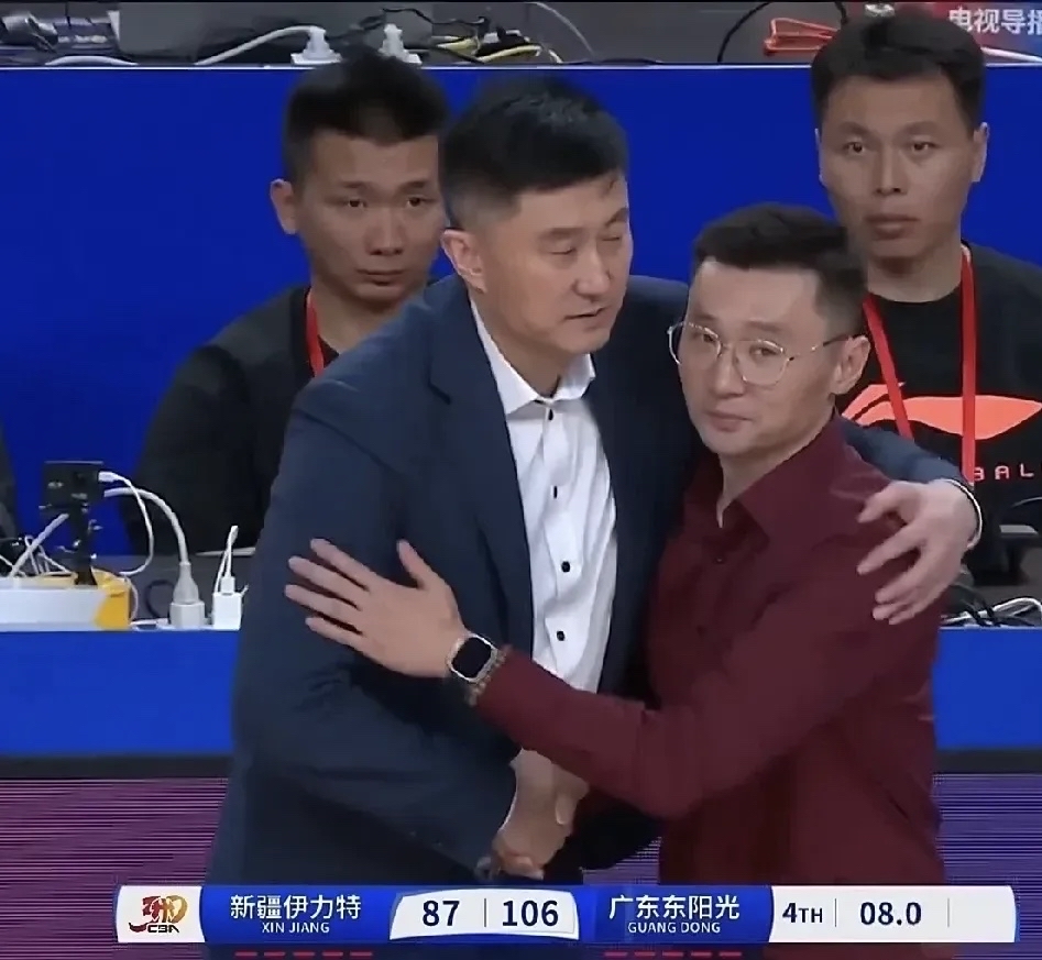 热门球队在国内男子篮球联赛中搏斗争胜