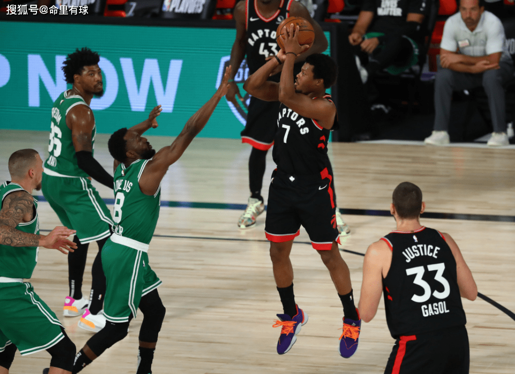 锡耶纳中场跑动全场，成为球队发动机