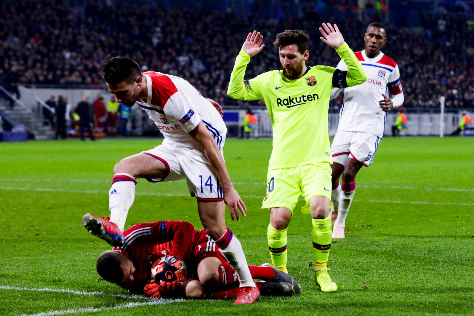 锡耶纳中场跑动全场，成为球队发动机