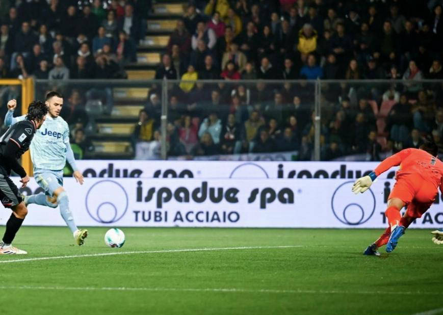 瓦伦西亚惨败,遭遇客场失利 瓦伦西亚惨败,遭遇客场失利