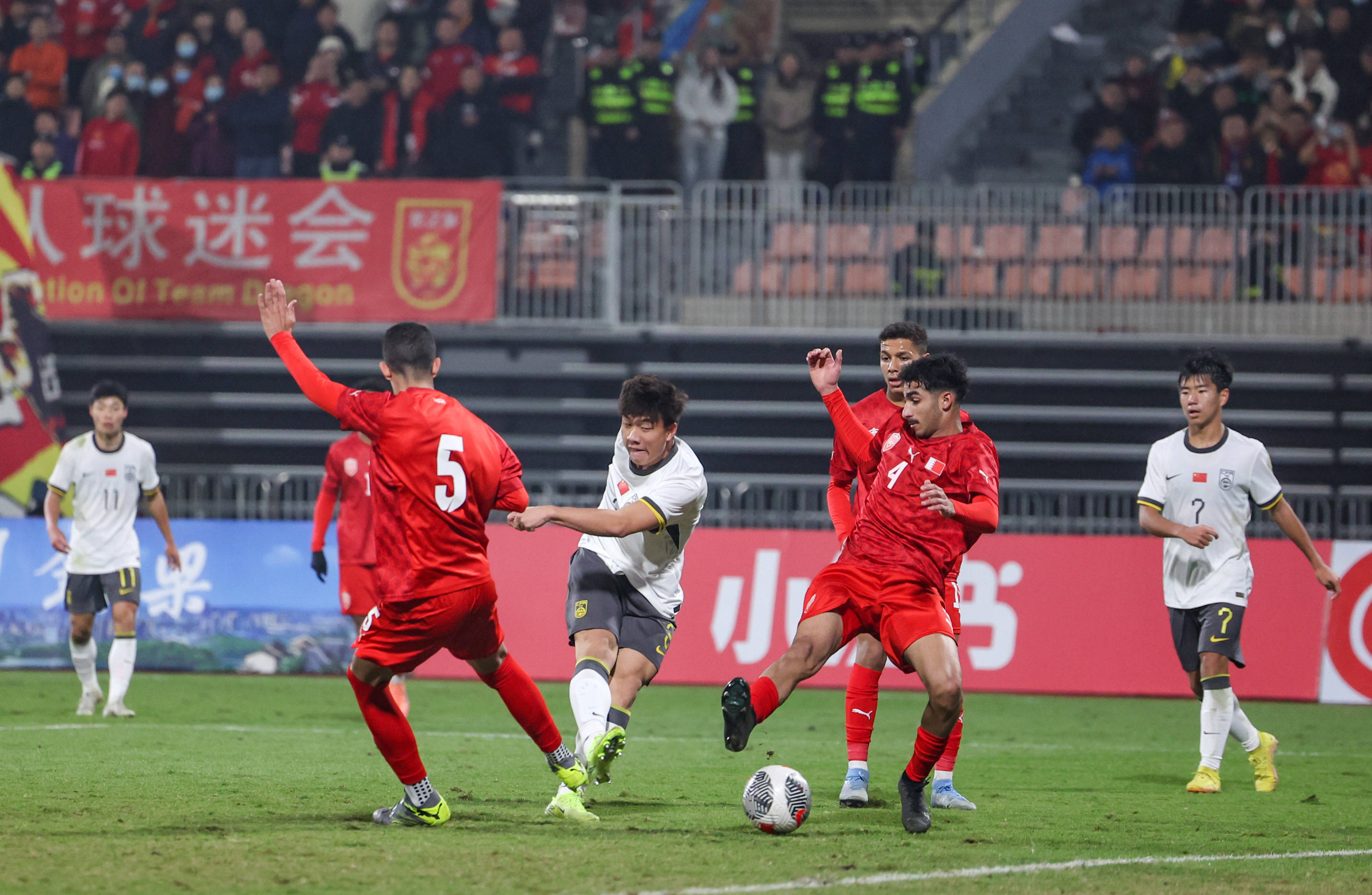 亚洲球队争夺冠军奖杯，足球比赛精彩纷呈的简单介绍